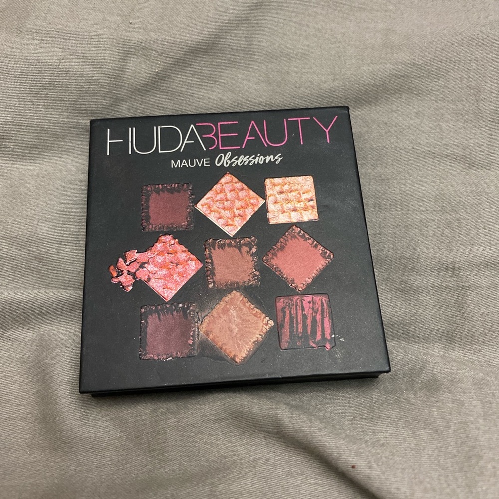 Huda beauty mauve obsessions palette